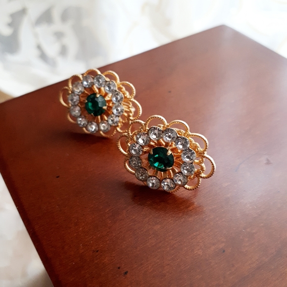 Vintage gold tone screw back earrings - Picture 8 of 10